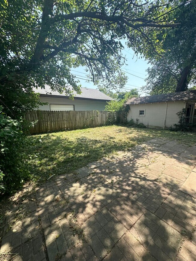 Building Photo - Charming 2-Bedroom, 1-Bathroom Home with Fenced Backyard & Detached Garage!