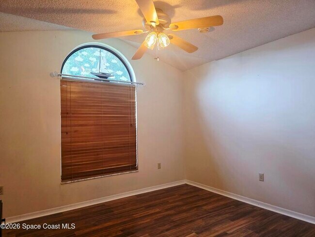 Building Photo - 870 Spirea Dr
