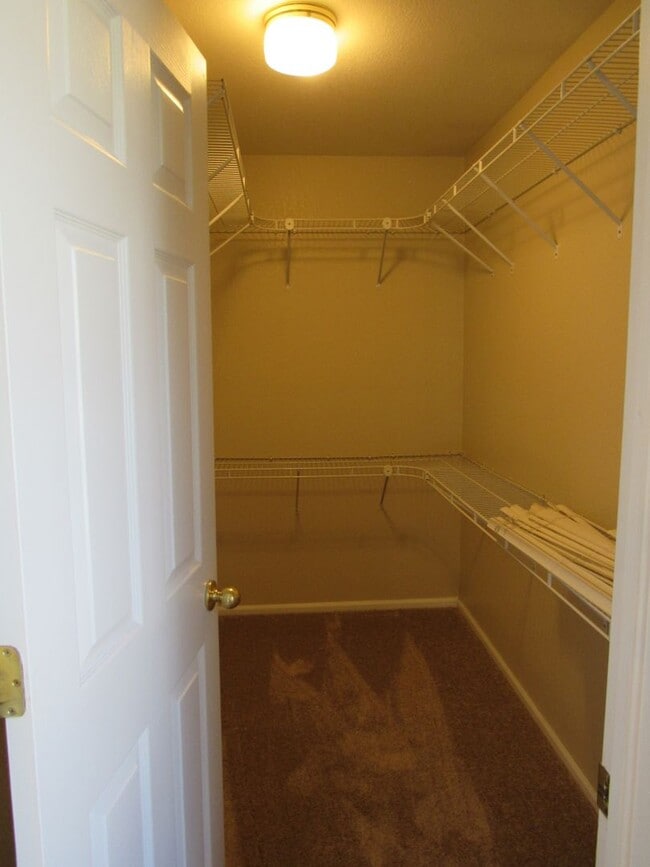Building Photo - Duplex style townhome in Fox Run -Walking ...