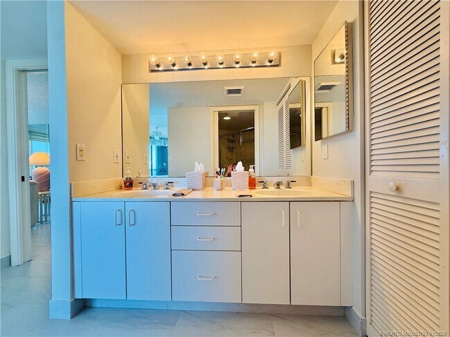 Building Photo - 8800 S Ocean Dr