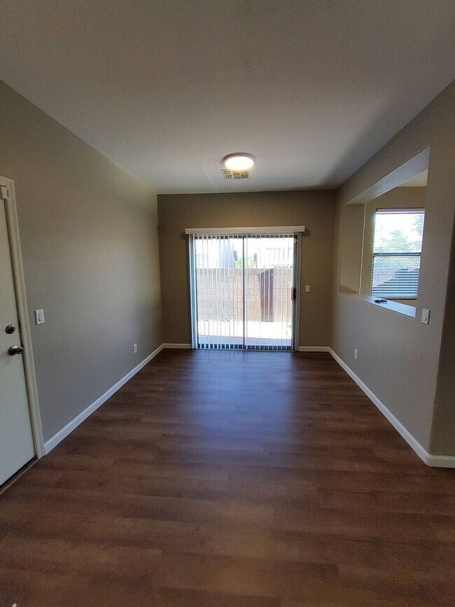 Building Photo - Newer Phoenix Home