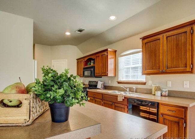 Building Photo - 12414 S Cedar Ave