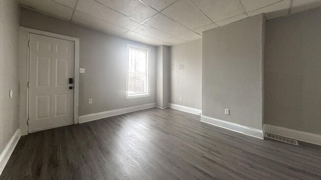 Building Photo - Renovated Three Bedroom w/ New Flooring throughout in Southwest