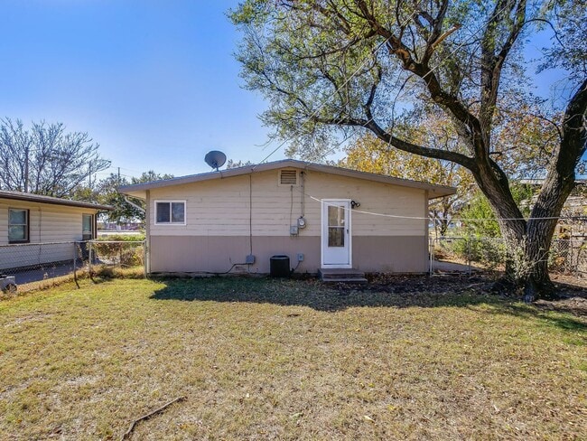 Building Photo - 2730 S Southeast Dr