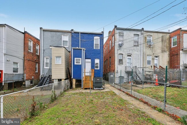 Building Photo - 3041 Belmont Ave