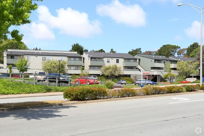 Building Photo - Updated Top Floor, Corner 2BD/ 2BA - Great...