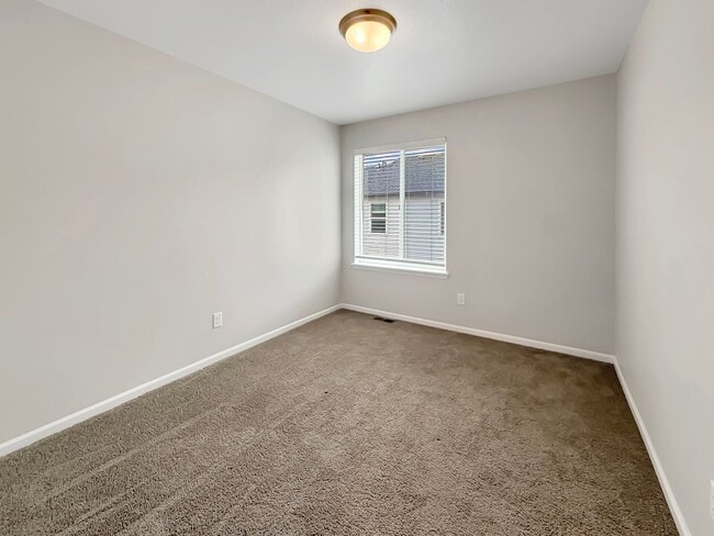 Building Photo - $0 DEPOSIT OPTION. BRIGHT AND SPACIOUS 3-B...