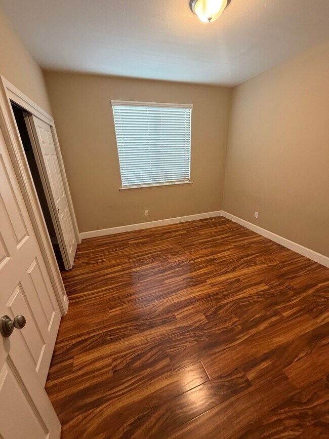 Building Photo - 2487 N Mountainside Dr