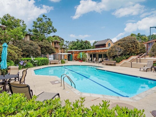 Building Photo - Water, Sewer, Trash Included! Fireplace, Washer, Dryer, 2 Assigned Parking, Garage, Open Floor Pl...