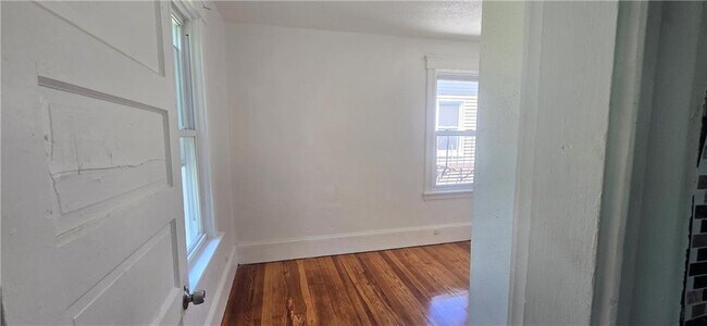 Building Photo - 320 4th Ave