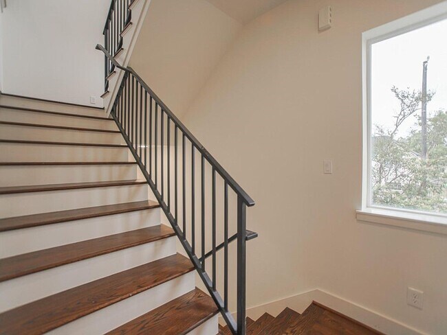 Building Photo - 2004 Rosedale St