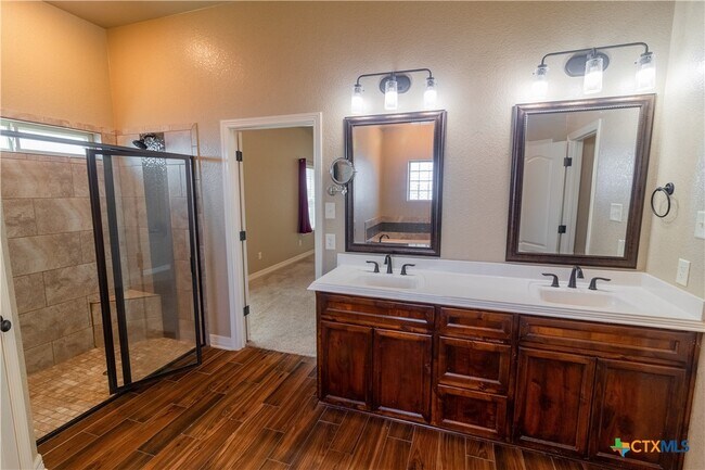 Building Photo - 2033 Catkins Ln