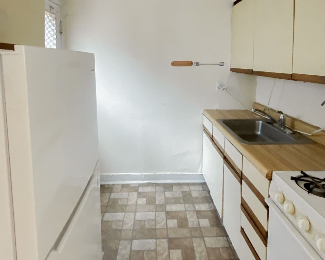 Building Photo - 526 W Cornelia Ave