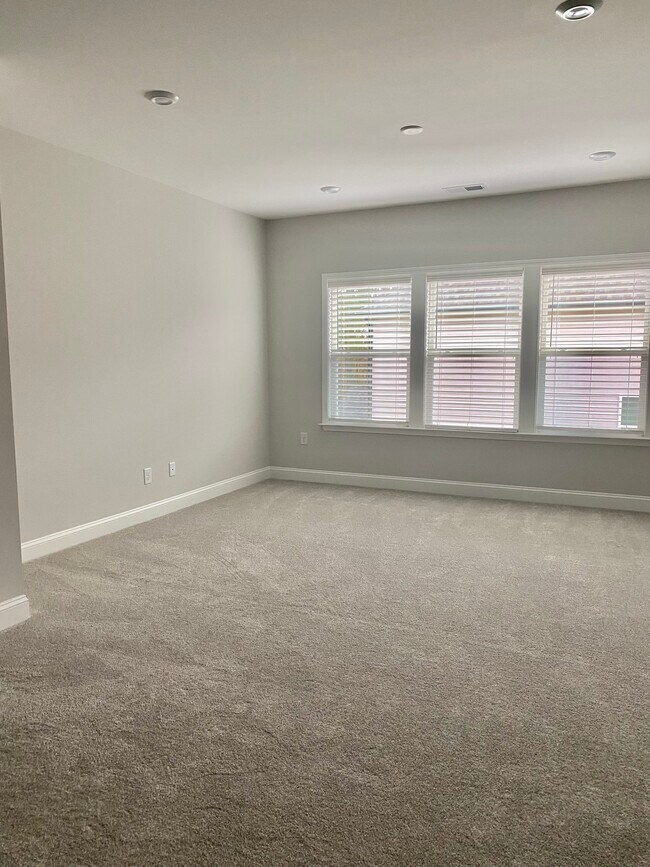Building Photo - 586 The Parks Dr
