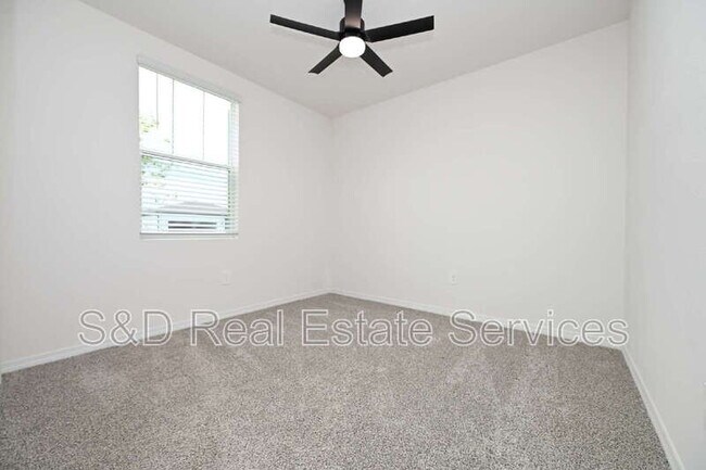 Building Photo - 2106 Rosewood Dr