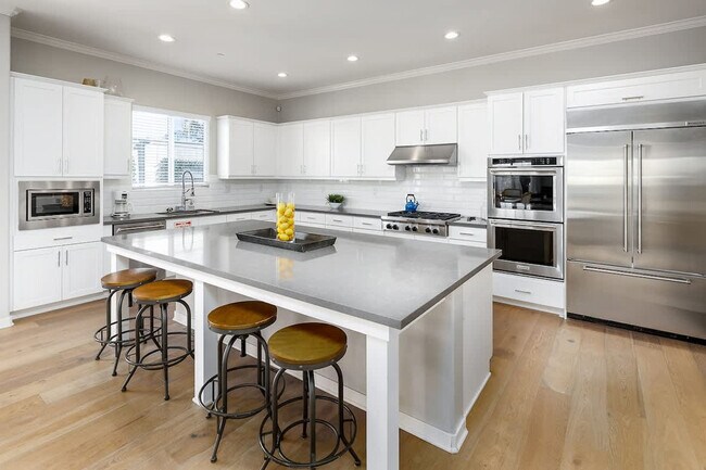 Building Photo - 1416 MacKinnon Ave