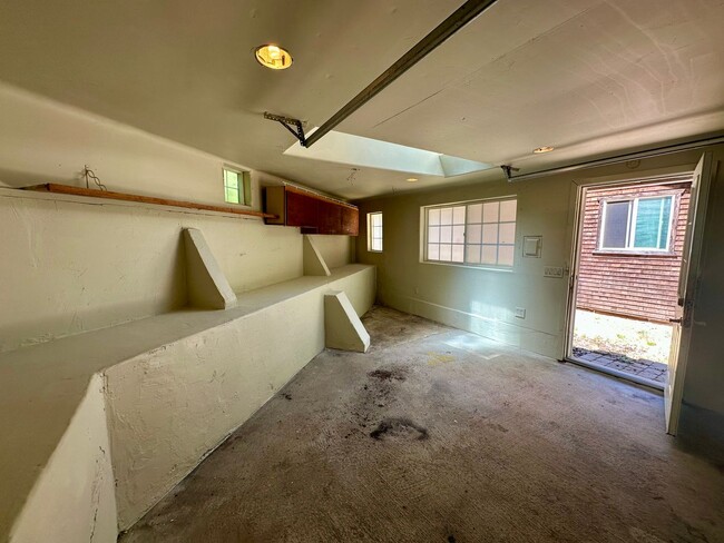 Building Photo - 4 Bedroom 2.5 Bathroom Home on 2 Acres Clo...