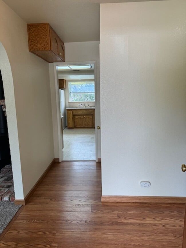 Building Photo - 3 Bedroom In Shasta View Neighborhood with...