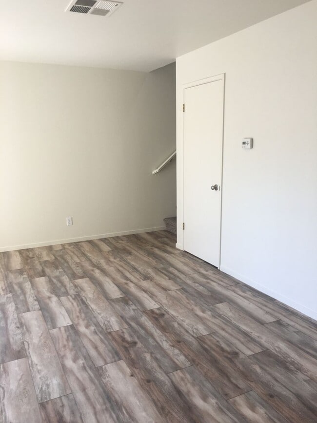 Building Photo - Three Bedroom Townhouse Style Apartment wi...