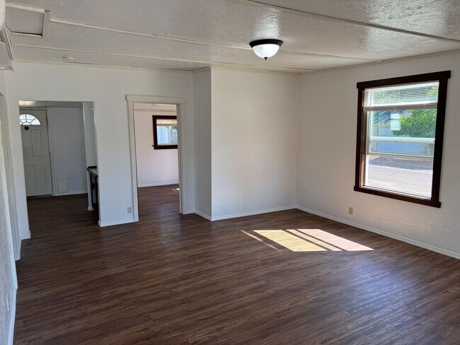 Building Photo - Charming 2-bedroom, 1-bath home in Cottage Grove!