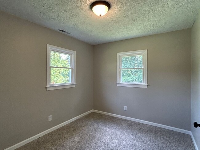 Building Photo - Cute Cottage Overlooking a Wooded Area