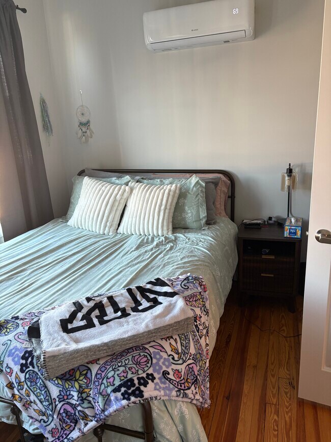 Building Photo - 216 Main St