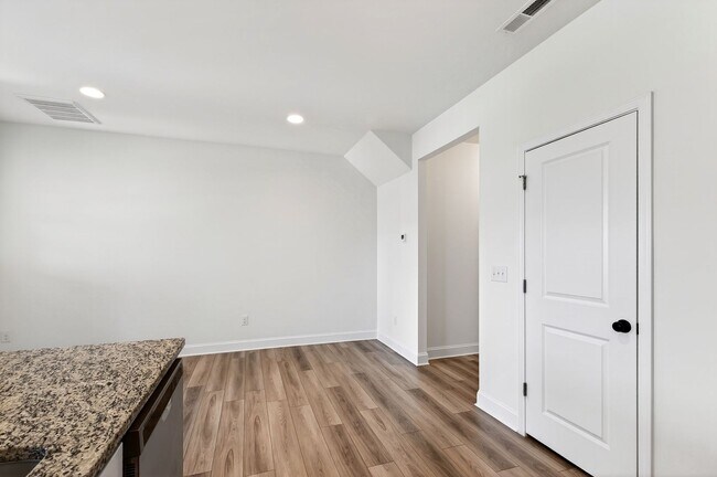 Building Photo - Beautiful Modern 3BR Townhome in the Heart of Wendell!