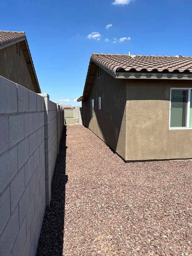 Building Photo - 5 BEDROOM HOME!