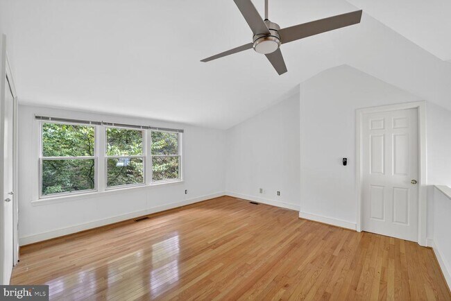 Building Photo - 4532 Broad Branch Rd NW