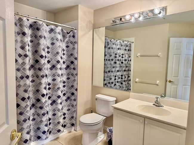 Building Photo - 912 Hampton Cir