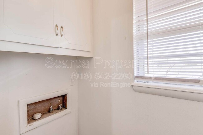 Building Photo - 313 E Woodrow Pl