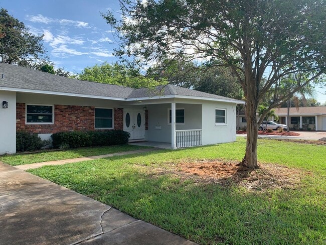 Building Photo - 3 Bedroom 2 Bath Spacious Home in Holiday Park