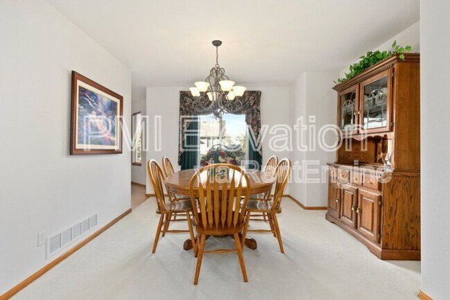 Building Photo - 829 W Sparrow Hawk Dr