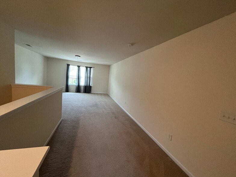 Building Photo - Room in House on Ebbets Rd