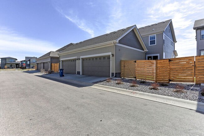 Building Photo - 3 Bedroom 3 Bath in Mosaic!