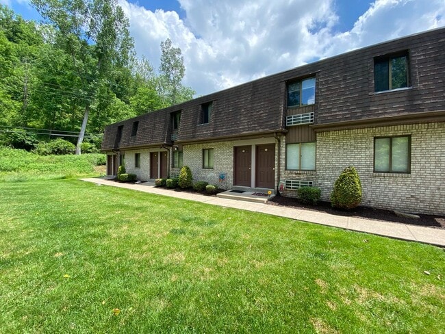 Building Photo - Amazing 1BR in Desirable Plum Area! Beautiful Exposed Brick and Air Conditioning! Call Today!