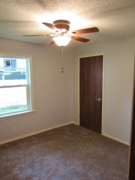 Building Photo - 406 W Maple St