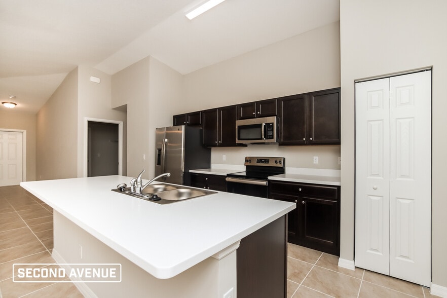 Building Photo - 1576 Summit Rd