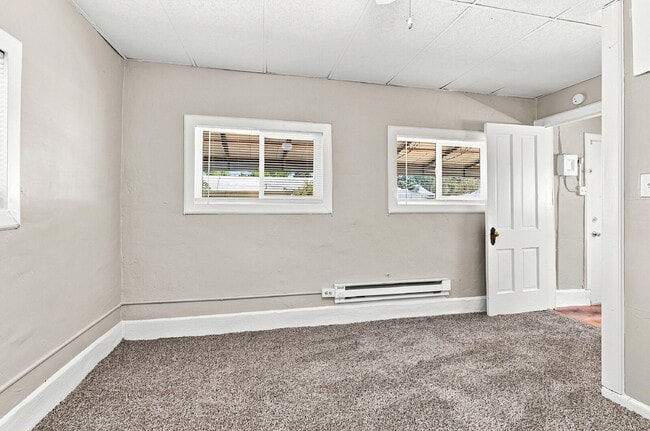 Building Photo - $2,845.95, 3 bed, 1 bath, located in Denver with New Appliances