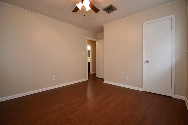 Building Photo - 3 Bedroom 1 Bath with lots of Updates!