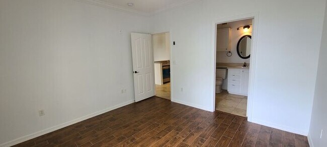 Building Photo - Spacious 2-Bed, 2-Bath Condo with Water Vi...