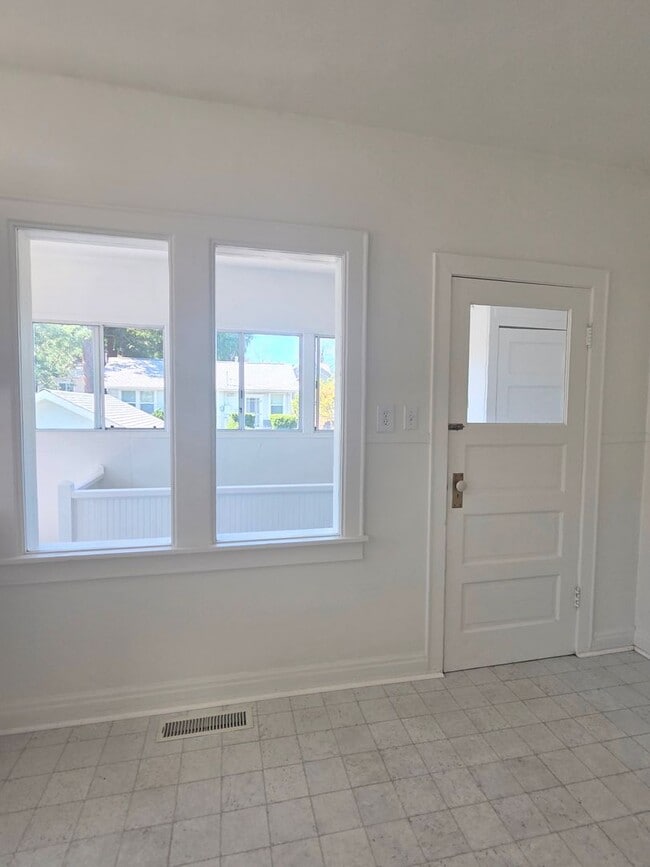 Building Photo - Charming Downtown Petaluma Gem - 3bed 1.5 Bath Available Now !