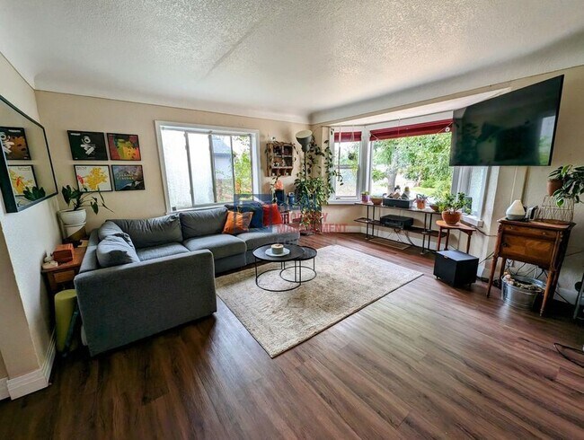 Primary Photo - 908 Wolff St