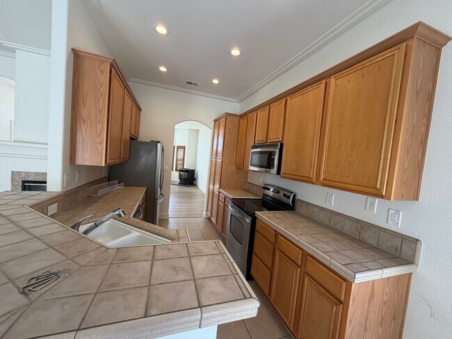 Building Photo - 1174 University Ridge Dr