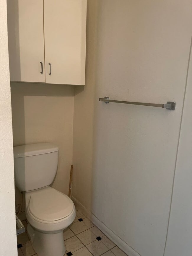 Building Photo - 860 N Orange Ave