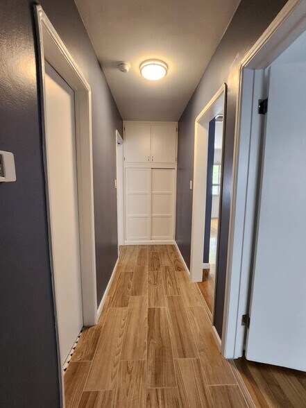Hallway/Linen closet - 8504 S Van Ness Ave