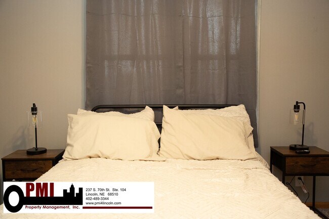 Building Photo - 4 Bedroom and 3 bathroom Fully Furnished