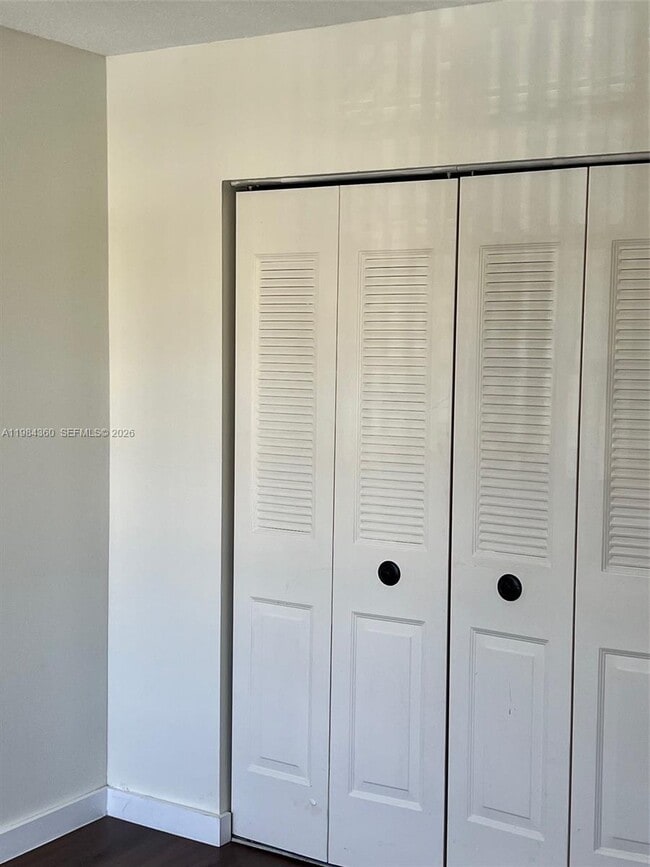 Building Photo - 10431 N Kendall Dr