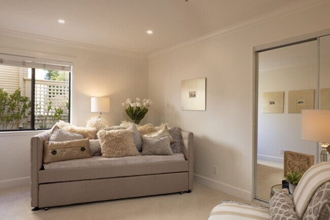 Building Photo - Laine Hill Condominiums