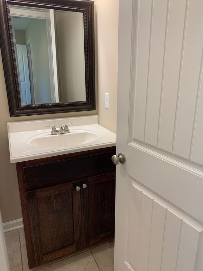 Building Photo - Adorable Home in Great Central Location...